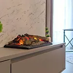 Luxury Apartment With A Fireplace And Free Parking!