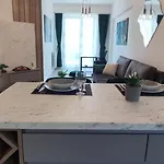 Luxury Apartment With A Fireplace And Free Parking!