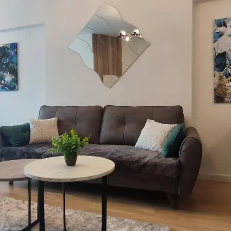 Luxury Apartment With A Fireplace And Free Parking! *