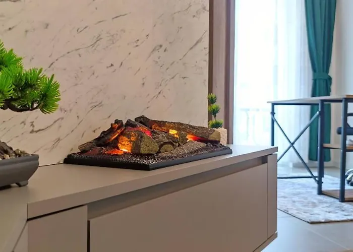 Luxury Apartment With A Fireplace And Free Parking!