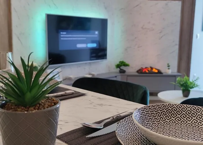 Luxury Apartment With A Fireplace And Free Parking!