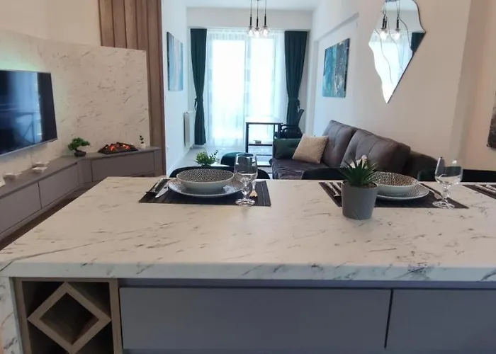 Luxury Apartment With A Fireplace And Free Parking!